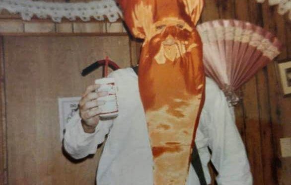 Me as flaming carrot, Halloween 1988. Mask (and tbt photo) courtesy of Laura, who hadn’t q… https://t.co/P1OvZcqIml https://t.co/RuFrcg0N7Q